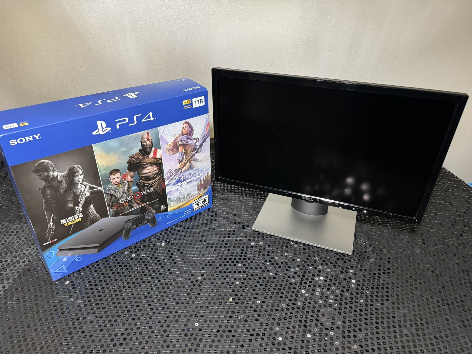 1 TB Ps4 + Monitor - Controller - Wall Mount Combo