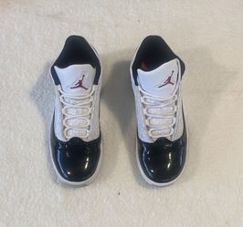 Air Jordan Max Aura 2 White Gym Red Size 8.5