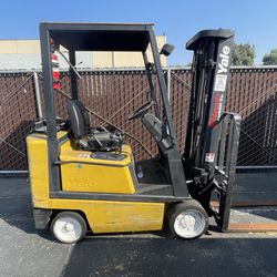 Forklift. 4500 pound lift side shift.  Propane 