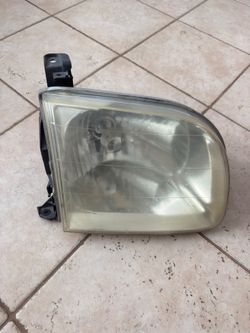 2003 Toyota Sequoia Headlight – Passenger Side (RH)