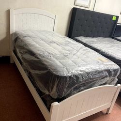 Cama De Madera Con Colchones Nuebos Incluidos