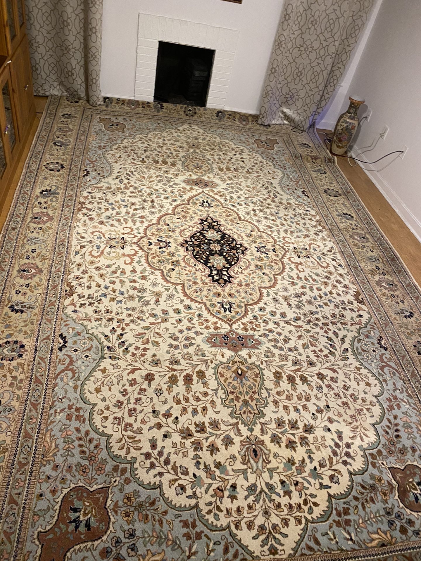 Persian hand made rug 100% wool