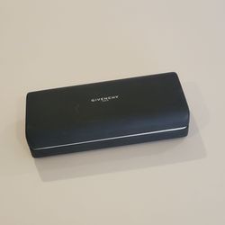 Givenchy Paris eyewear sunglasses case clam shell hard black. Pre-owned, 
excellent shape - see photos for details.
Would fit large size glasses.