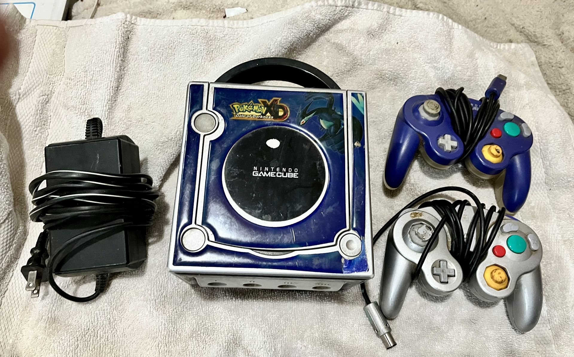 Nintendo Pokémon Gamecube W/2 Controllers