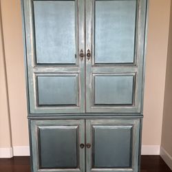 Armoire $200