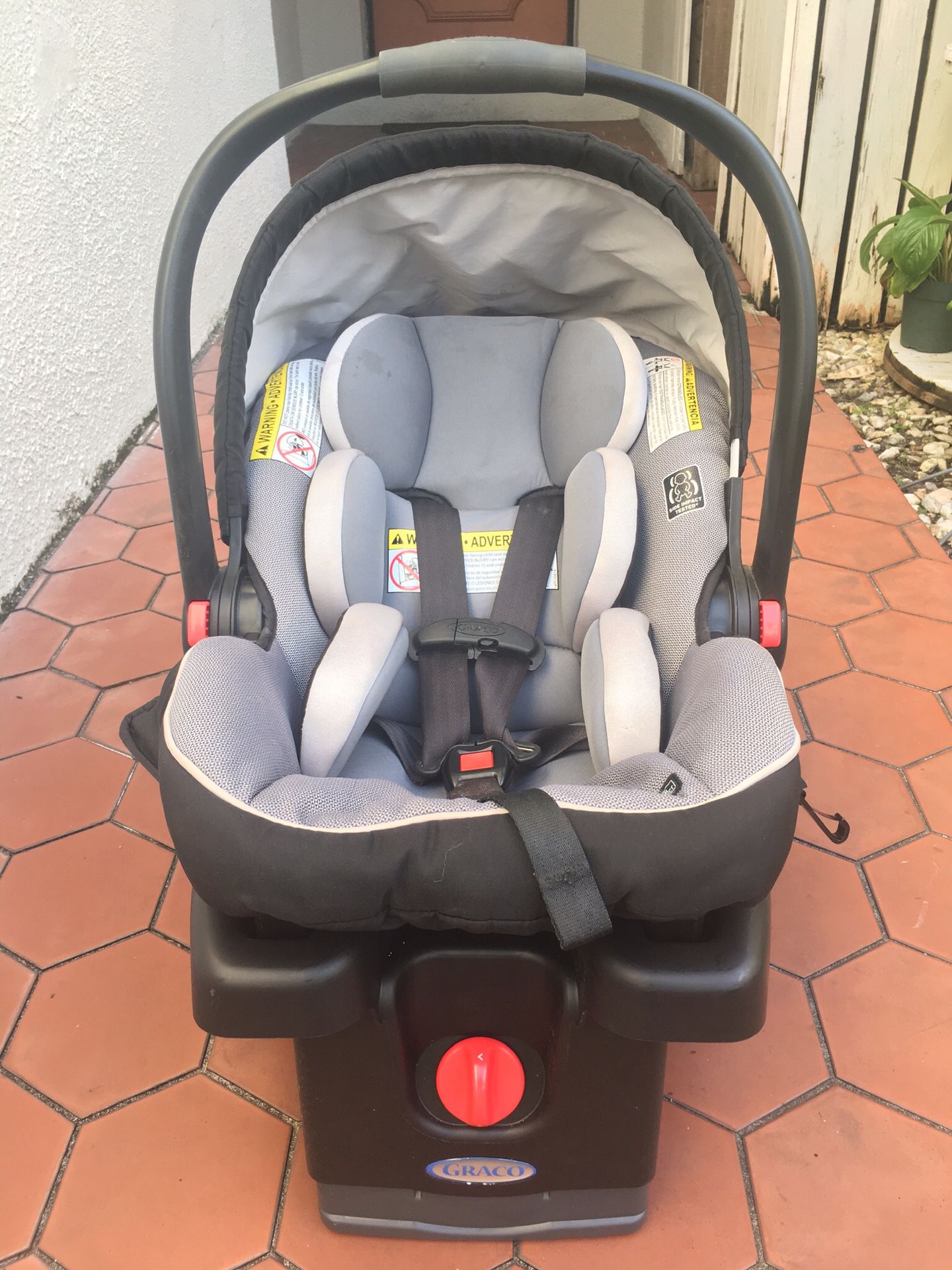 Graco SnugRide Infant Car Seat, Gotham Safety Comes w/ Base