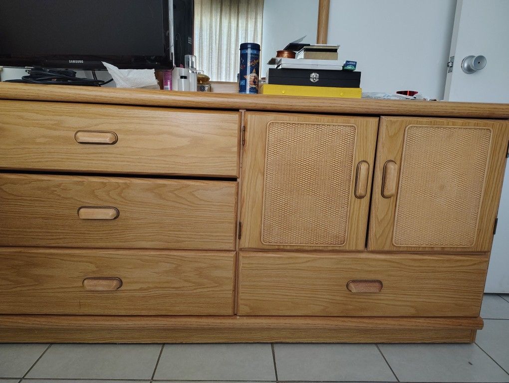 Dresser With Mirror