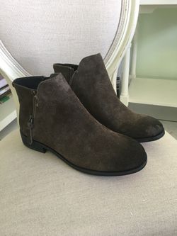 Girls boots. Size 4.