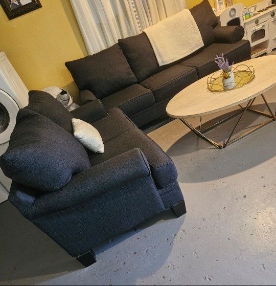 Living Room Set/2 Confortables Sofas/Cash Only