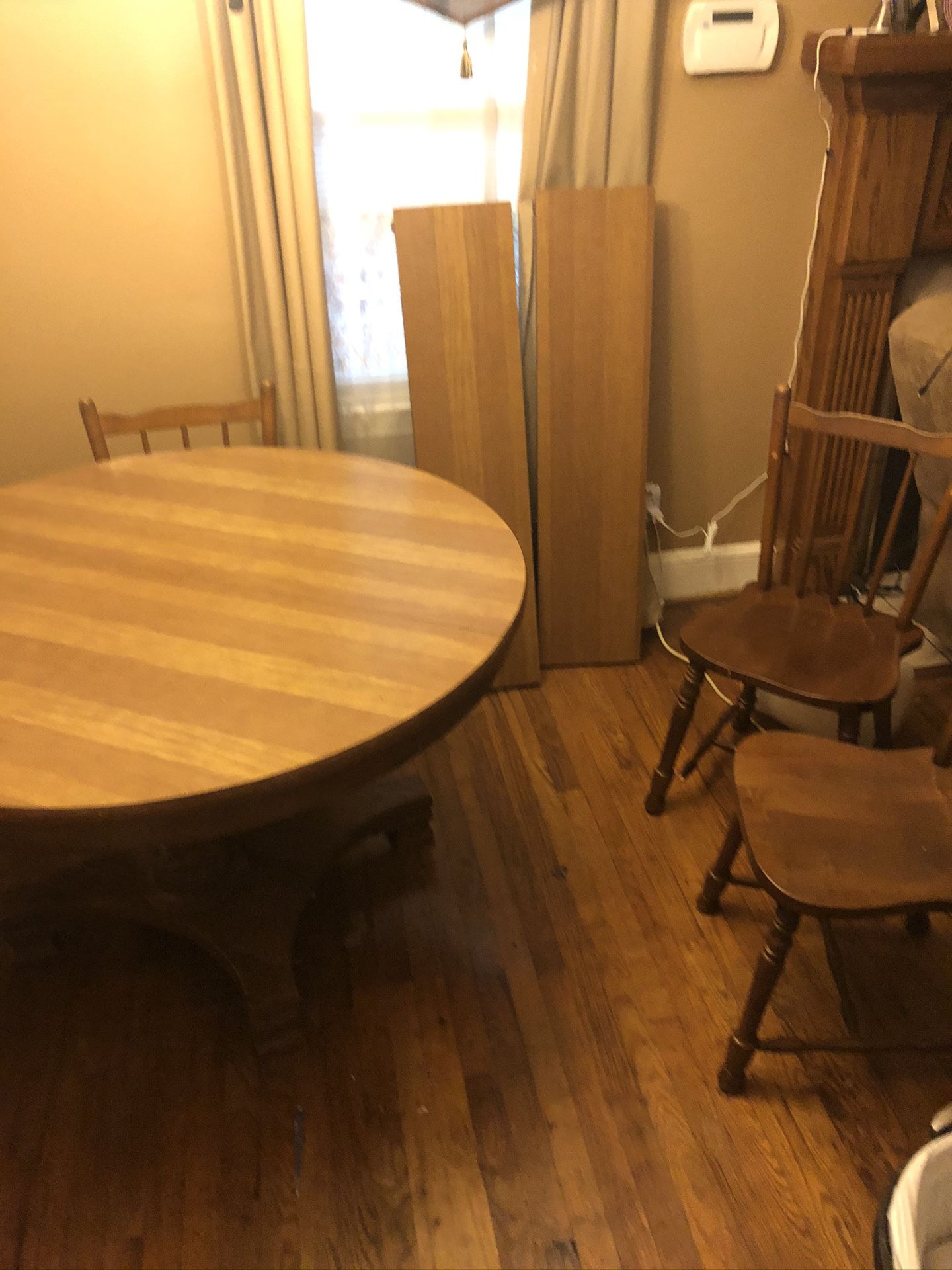 Large kitchen table with 2 leafs and 6 chairs. Excellent Condition