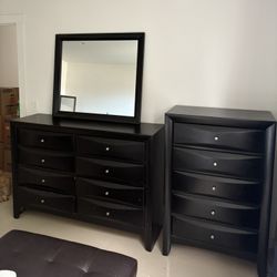 Dresser Set With Mirror And Night Stands 