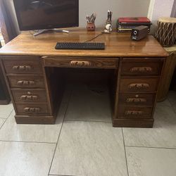 Fino Y Hermoso Escritorio De Madera Sólida, Grande Y Pesado, Tiene La Parte Trasera Hermosamente Labrada En Muy Buenas Condiciones $300.00 Dólares