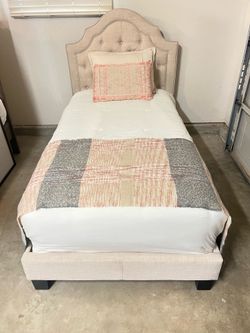 Twin size bed. Like new condition. Includes a comfortable mattress with its boxspring. hablo español y entrego.