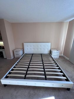 Bed King Size And Two Nightstand // Cama Tamaño King Y Dos Mesitas De Noche
