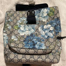 GUCCI GG Supreme Monogram Blooms Small Day Backpack Blue