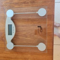 Glass Bathtoom Scale 