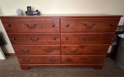 Beautiful Real Oak Queen Size Bedroom Set with 8 Drawer Dresser