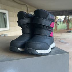 Girls Snow boots Never Worn Size 9 
