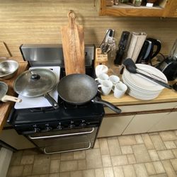 Kitchen bundle! Includes blender, electric kettle, dinner plates, and nonstick pans