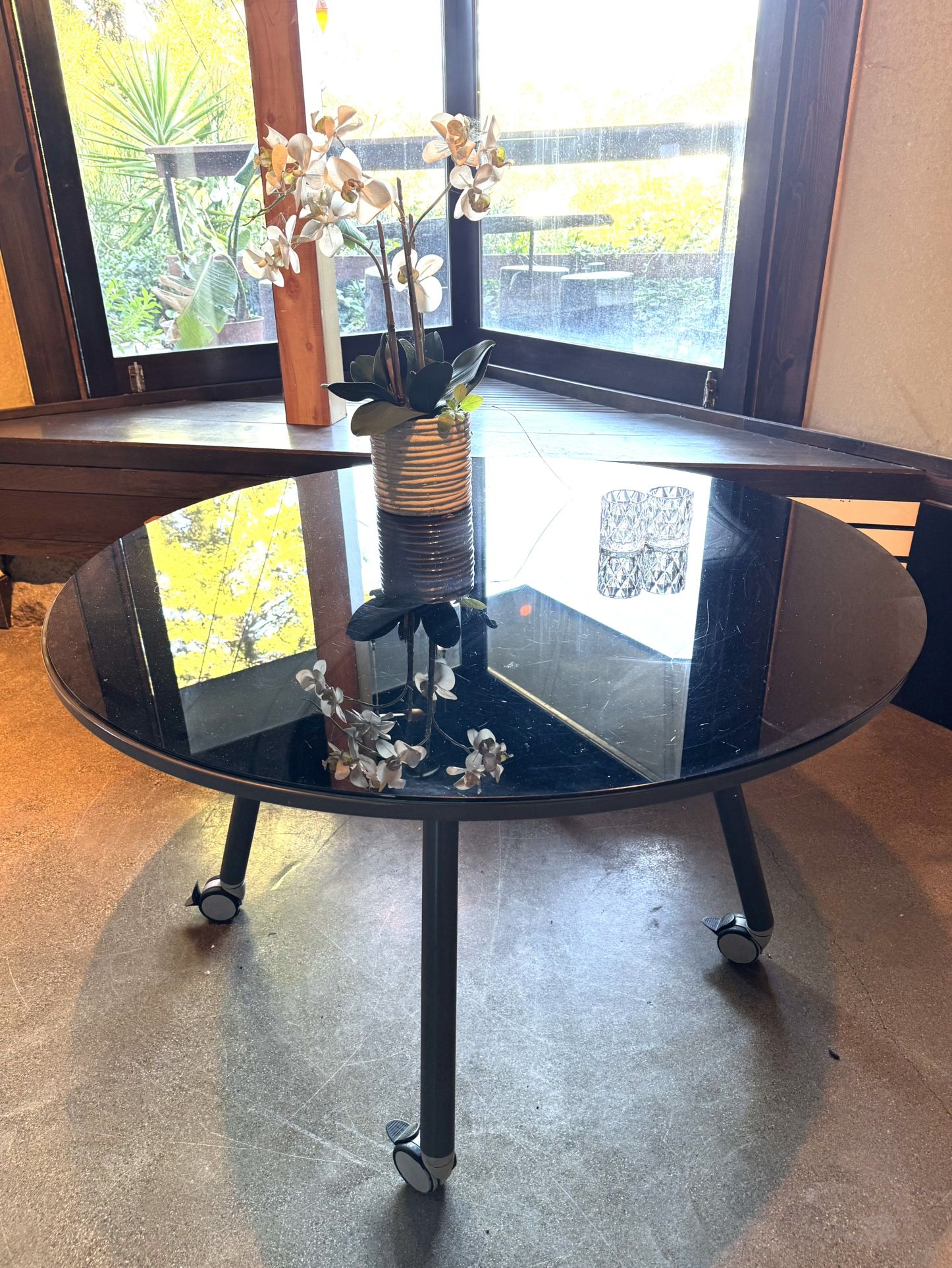 4’ round table with high gloss black top