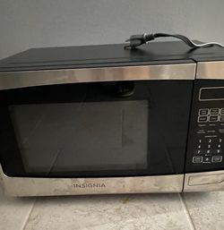 Insignia Countertop Microwave Oven