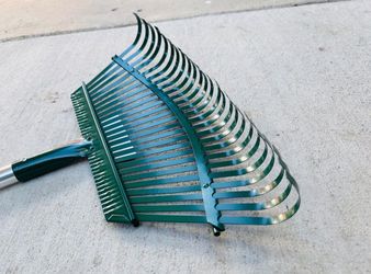 25-Teeth Lawn Rake w/ 48" Aluminum Handle / Rastrillo para el Jardín