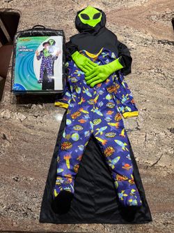 New spirit Halloween costume close encounter with alien includes one piece costume and inflatable. Please child size one size fits most.
