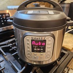 Instant Pot Multi-Cooker 6-Quart with air fryer lid. Willing to sell the lid separately 
