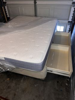 Cama Queen Con Su Colchon Y 4 Cajónes