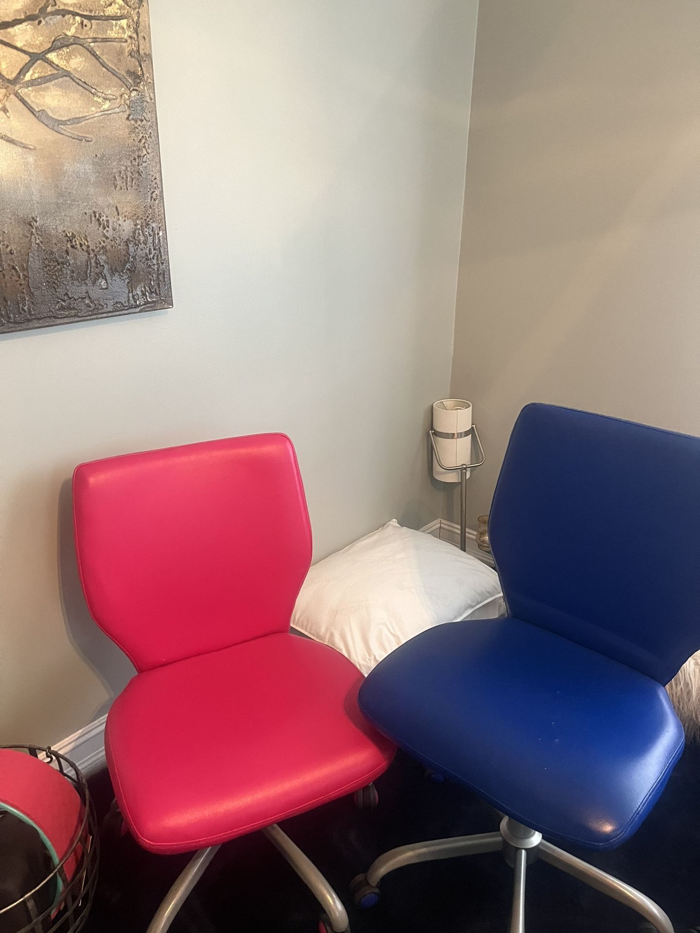 NEW! CHILDREN’S DESK CHAIRS (2) COLORFUL!