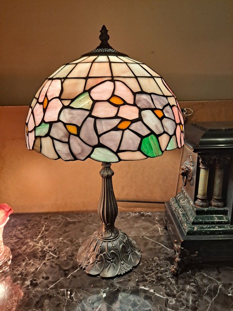 Tiffany Style Lamp. In Like New Condition 