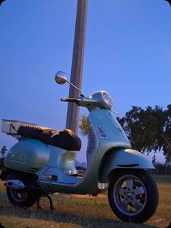 2006 green vespa GT
