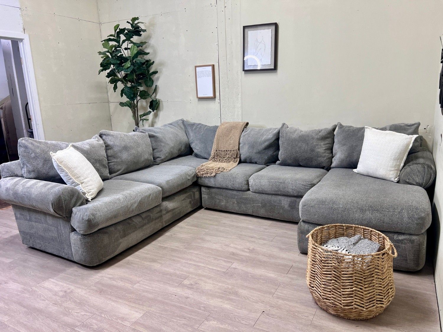 WE DELIVER! π - Light Gray Modern Deep-Seated U Sectional Couch with Chaise