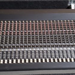 32 Channel 4 Bus Mackie Mixer With Case