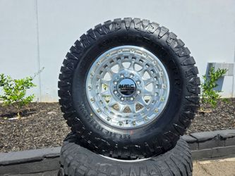 18" KMC w/ 35x12.50R18 Tires