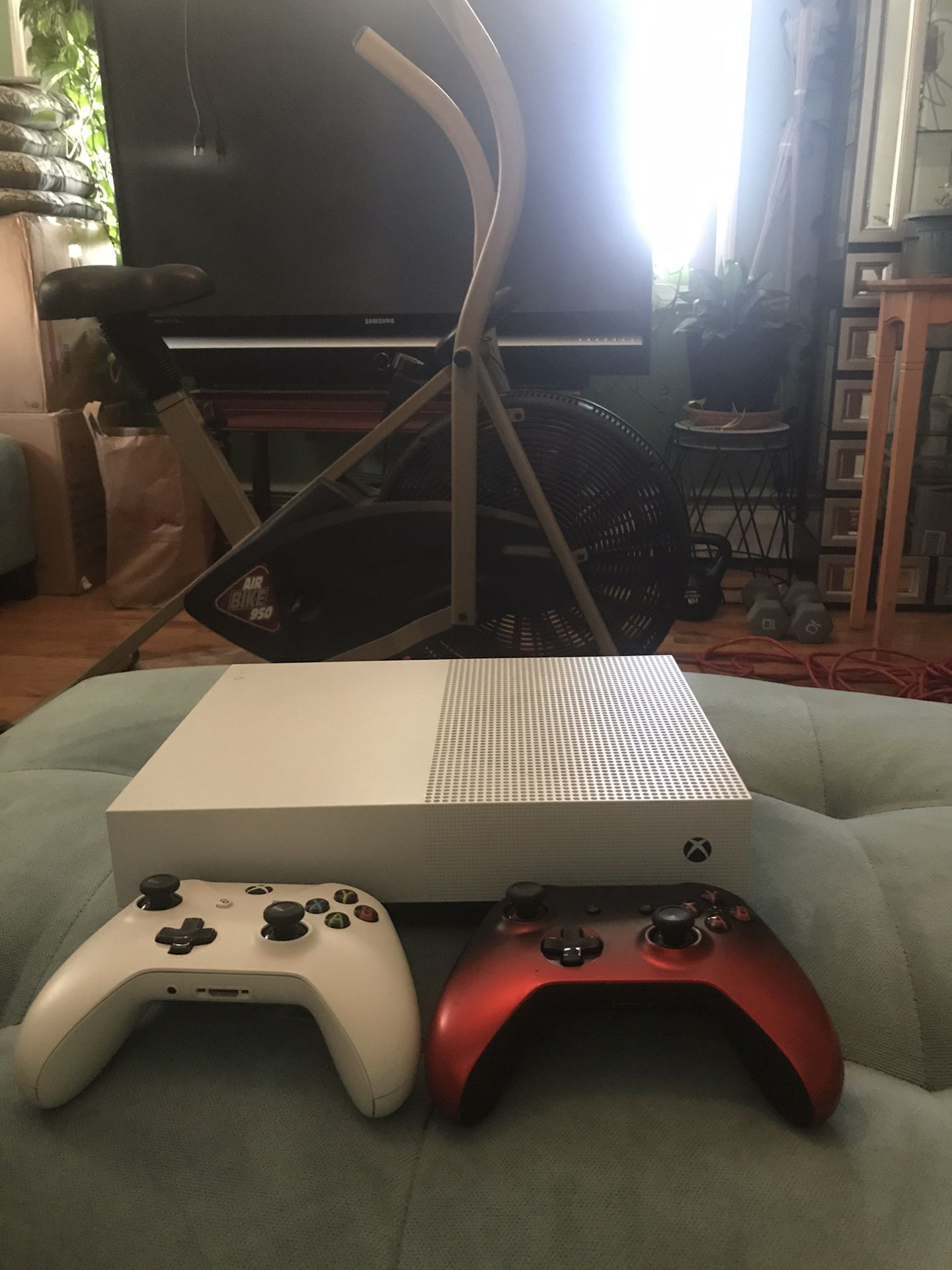 Xbox one S (1TB) (Digital) comes with 2 controllers (power cord& HDMI)