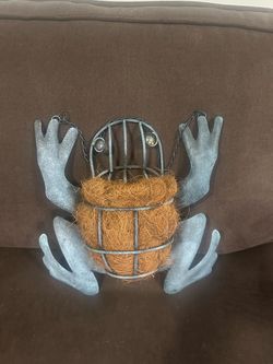 Metal Frog Wall Planter with Coco Liner