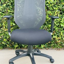 Office Chair - Like New!