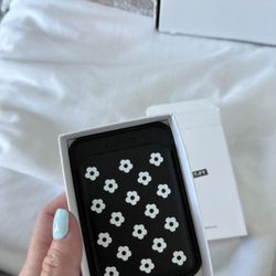 CASETiFY MagSafe Wallet - Black w/ Daisy Flowers