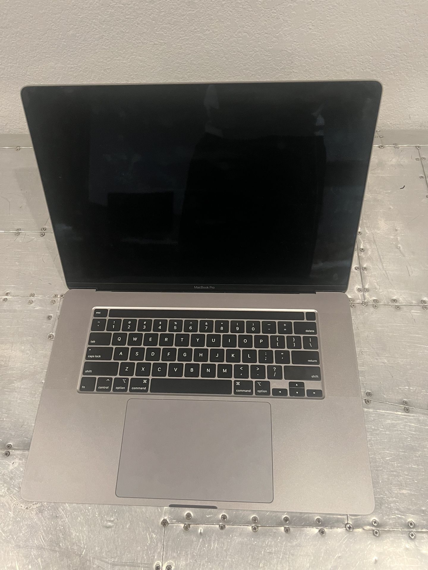 MacBook Pro 16-inch (2019) – i9 / 32GB RAM / 2TB SSD / Touch Bar OBO