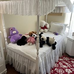 Twin Canopy bed for a princess 👸Perfect Condition 