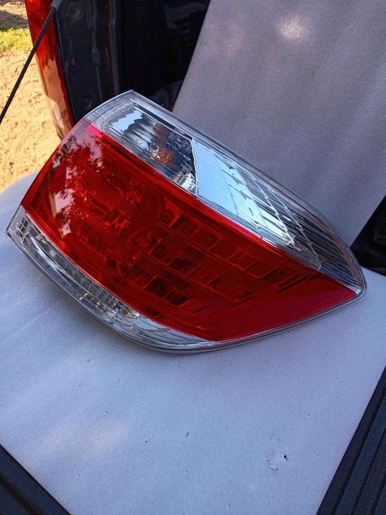 2011---2013 Toyota Highlander Rh Tail Light