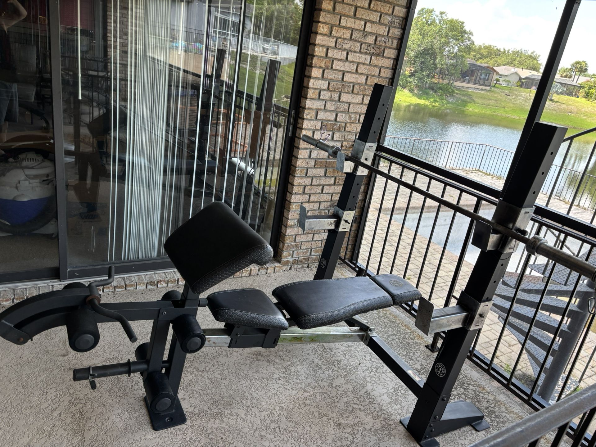 Gold Gym Weight Bench With Olympic Weight Set