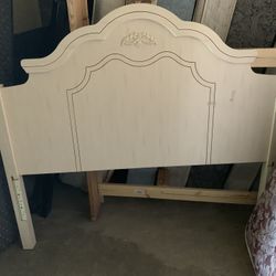 🌹BEAUTIFUL FULL SIZE WOOD  BED FRAME 🌹