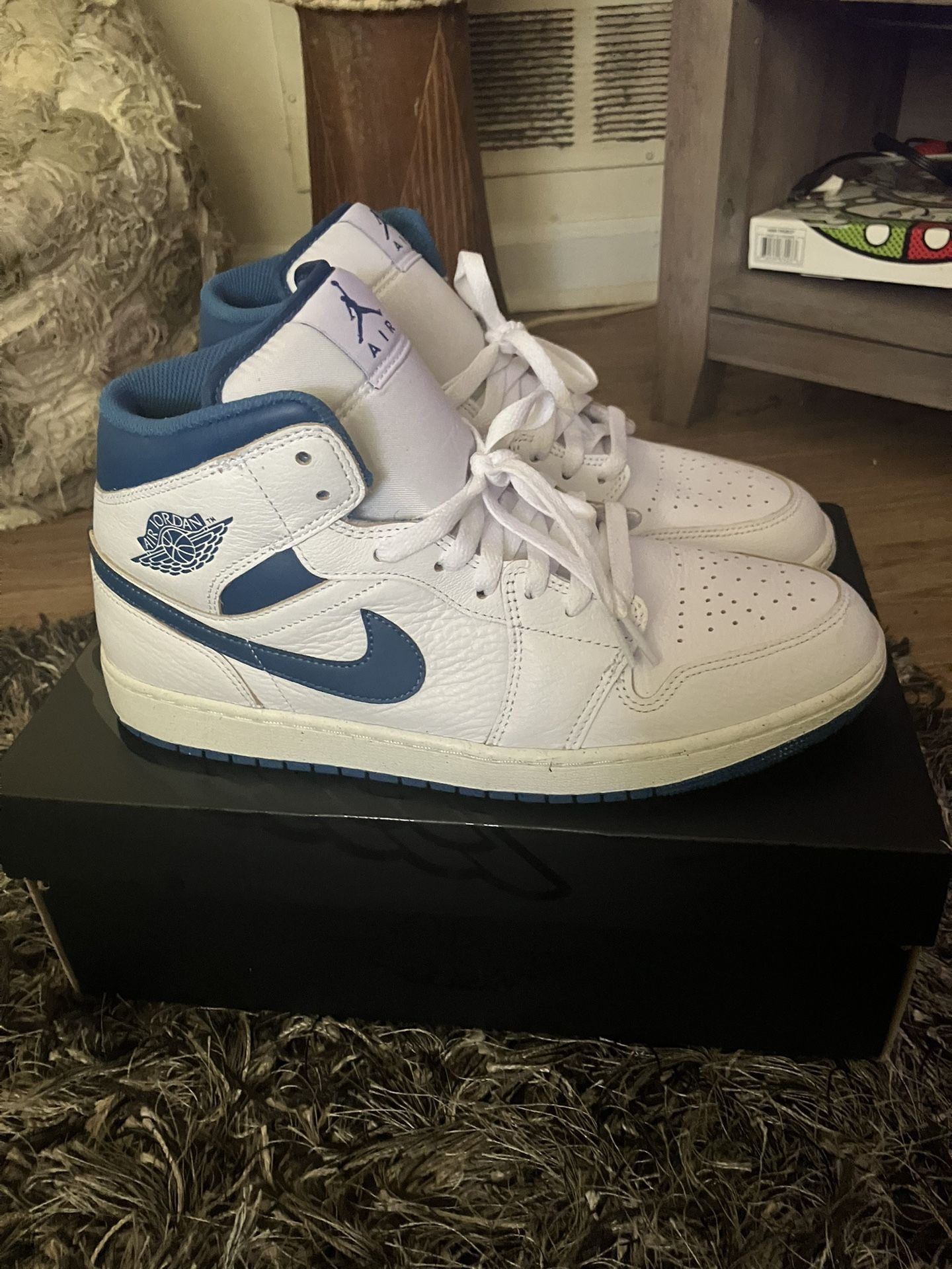Jordan 1’s Mid (10.5)