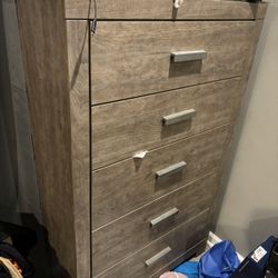 King Size Bedroom Set For Sale. Please Look At All The Photos.