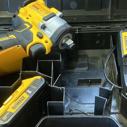 DEWALT ATOMIC 20-Volt MAX Cordless Brushless 1/2 in. Impact Wrench w/ charger & Battery