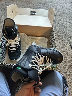 Women’s Burton Snow Shoes Size 8