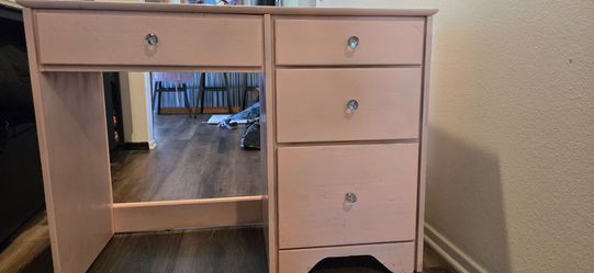 Free desk soft pink