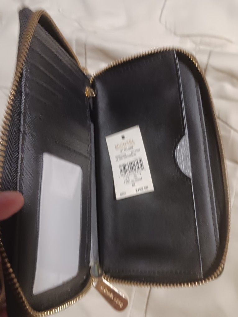 BRAND NEW MICHEAL KORS WRISTLET WALLET.....😊😍